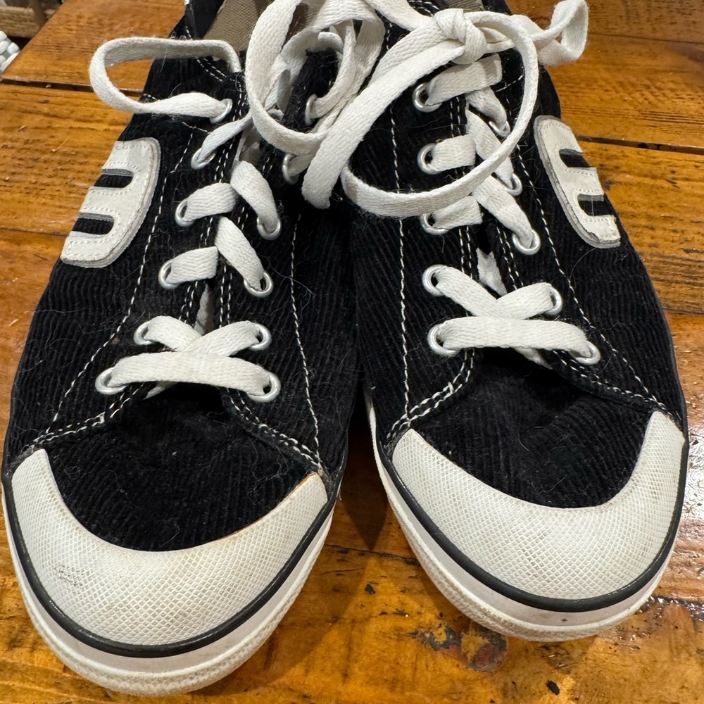 Vintage Etnies Black and White Sneakers